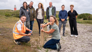 Samenwerkende partijen plaatsen de eerste routepaal Wandelnetwerk Noord-Holland op Texel