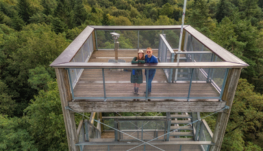 Laura en Adriaan staan op een toren 