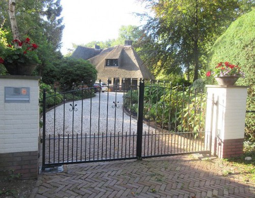 Fraaie villa achter een hermetisch gesloten en beveiligd hek
