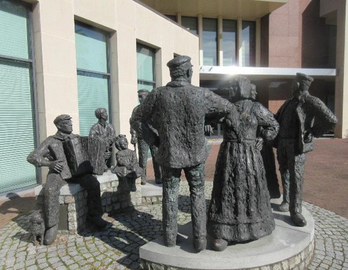 De beeldengroep Erfgooiers staat in Laren