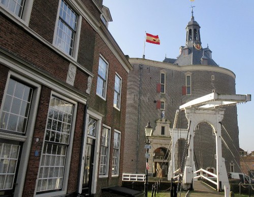 De Drommedaris dateert uit 1540 en heeft sindsdien allerlei functies vervuld