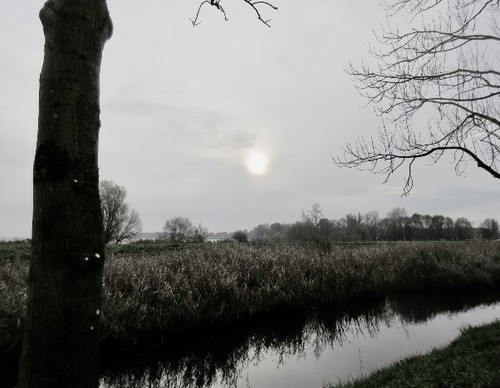 De eerste meters gaan langs de oevers van het IJsselmeer