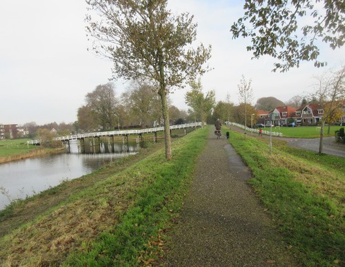Via de vestingwal bereik je het Enkhuizen uit de Gouden Eeuw.