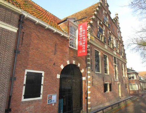 De voormalige VOC-opslagplaats Het Peperhuis, doet nu dienst als Binnenmuseum van het Zuiderzeemuseu