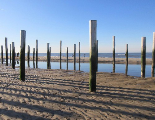 Het Palendorp is een monument ter herinnering aan het voormalige dorp dat nu verderop in zee ligt