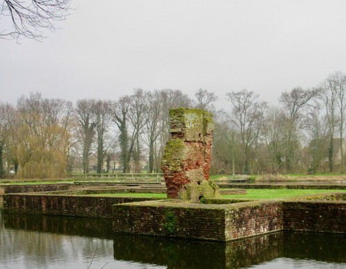De fundamenten van Slot Op Den Hoef waar leden van de familie Egmont ooit woonden.