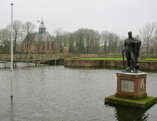 Het standbeeld van Lamoraal van Egmont in de slotgracht.