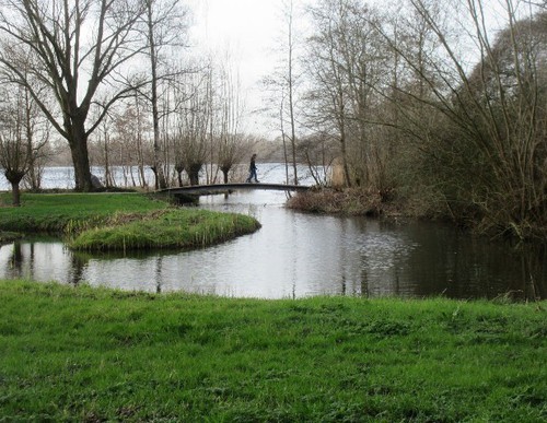 Bruggetjes verbinden de diverse oevers.
