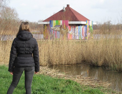 Vrolijk gekleurde toiletgebouwen langs het water.