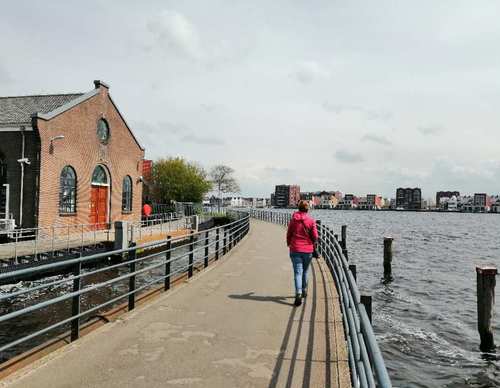 Persoon wandelt langs boezemgemaal Spaarndam