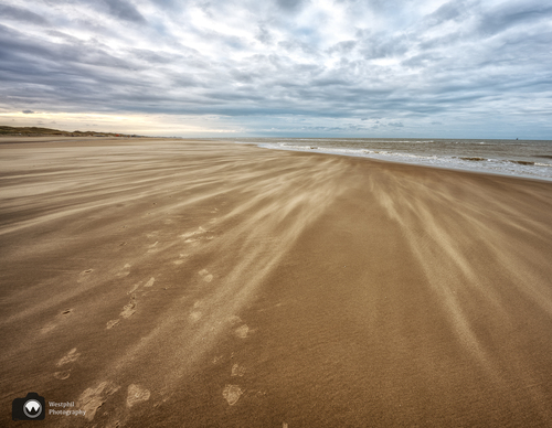Strand met stuivend zand