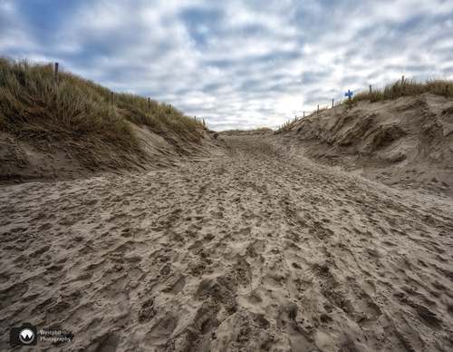 Strandopgang tussen duinen