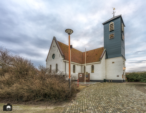 Houten wit kerkje met grijze toren