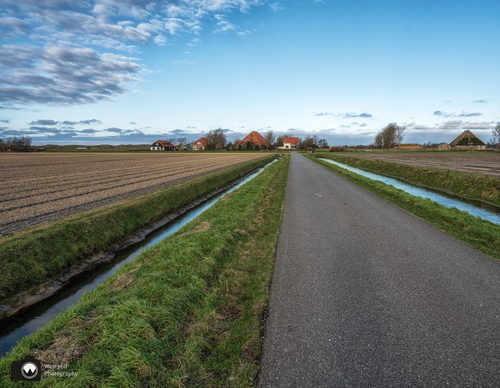 Weg met dorpje in de verte
