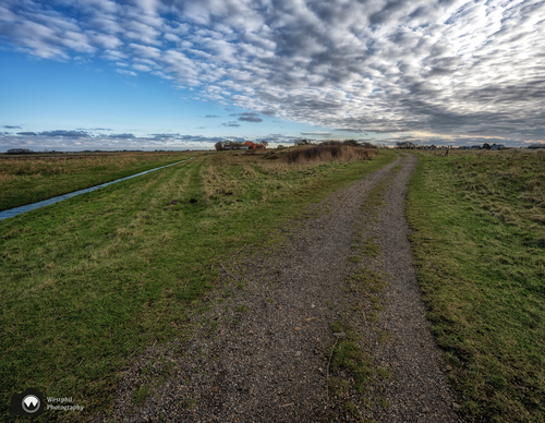 Bewolkte lucht met landschap
