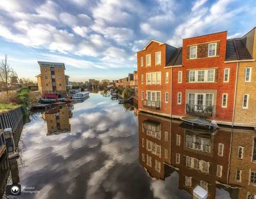 Huizen die spiegelen in het water