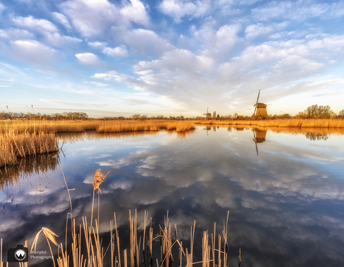 Molen met mooie weerspiegeling in het water