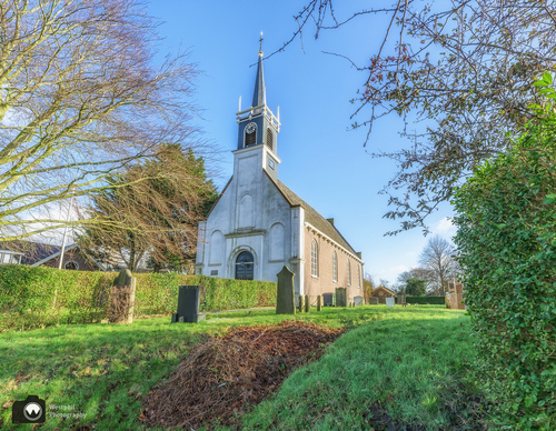 Kerkje met wat grafstenen ervoor