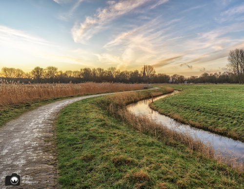 Wandelpad met kerk aan de horizon