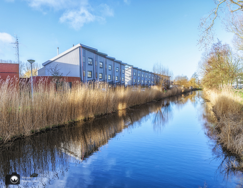 Appartementen naast een sloot