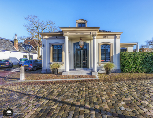 Mooi wit huis met pilaren