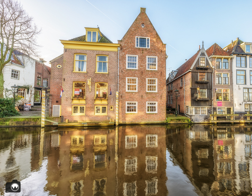 Oude huizen aan een gracht