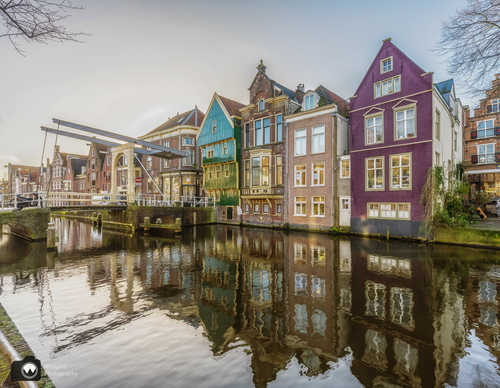 Ouderwetse grachtenpandjes met oude ophaalbrug