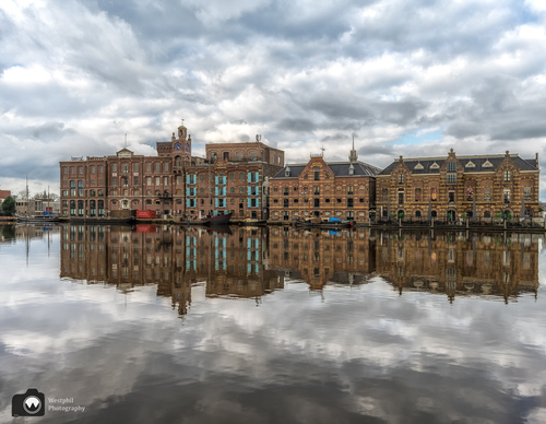 Rij grote pakhuizen aan het water