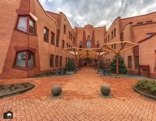 Modern gemeentehuis van oranje steen