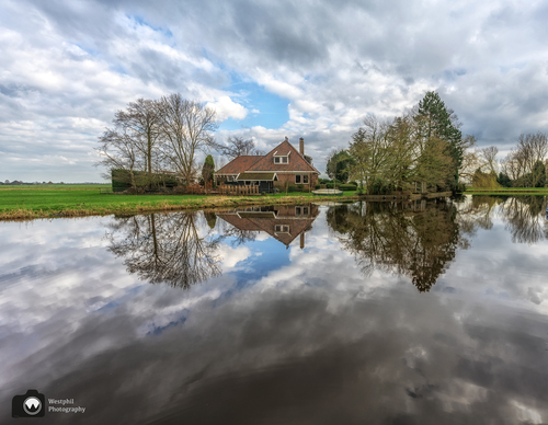 Mooi huis aan spiegelt water