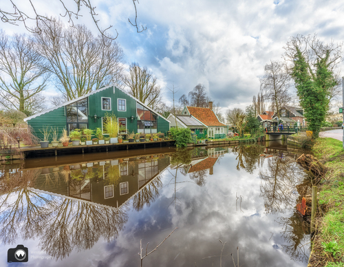 Leuke groene huizen aan een watertje
