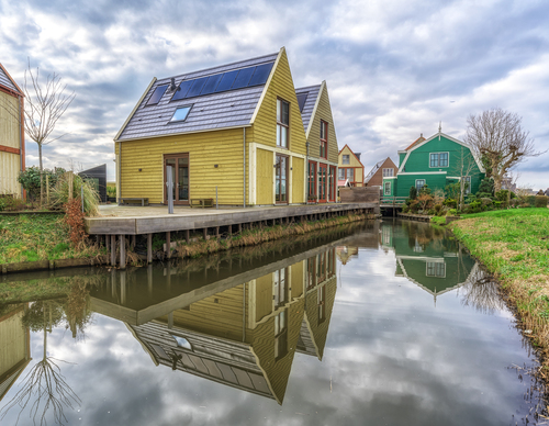 Leuke womingrn van hout aan een steiger