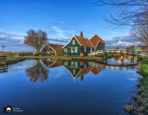 Oude huisjes aan het water met mooi bruggetje