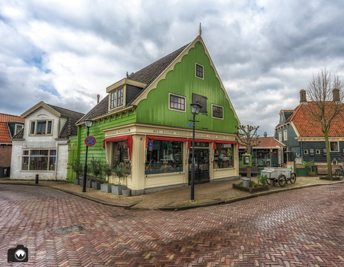 Fel groen oud huis op een pleintje