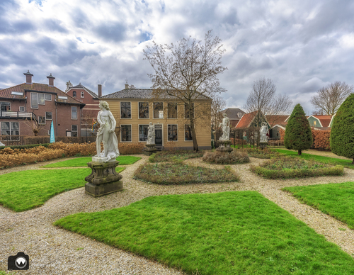 Mooi oud huis met beeldentuin en gras