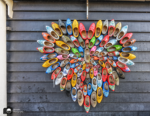 Gekleurde klompen in de vorm van een hart