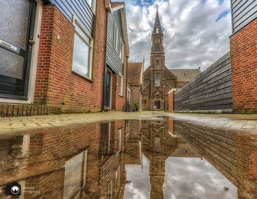 Lage foto op de straat met kerk in achtergrond 
