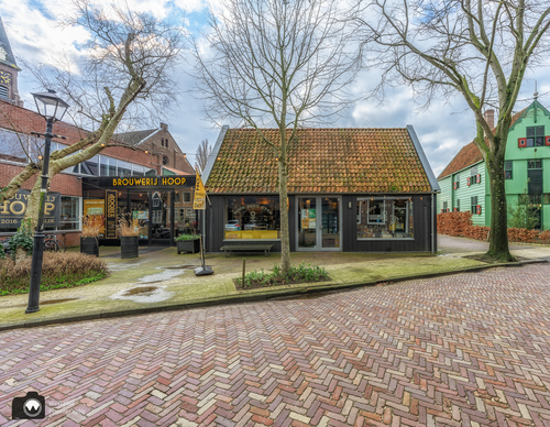 Ouderwets gebouwtje op een plein