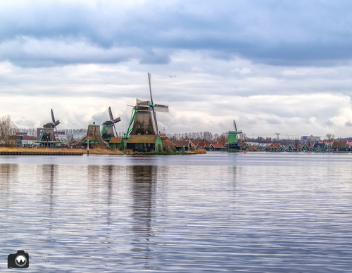 Groot water met skyline van molens