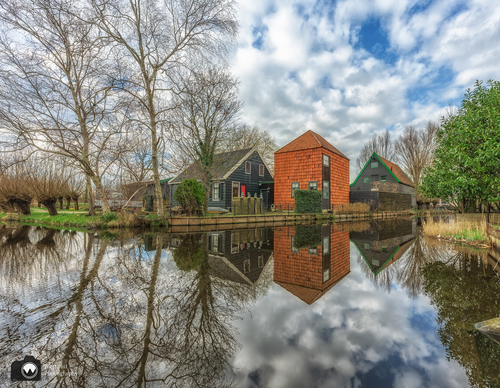 Oranje huis aan het water