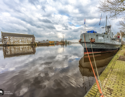 Kade met een grote boot