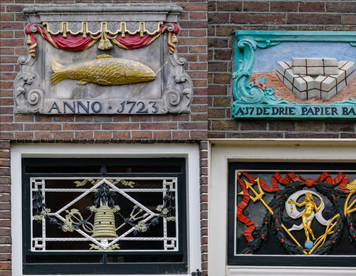 Oude schildjes op de muur