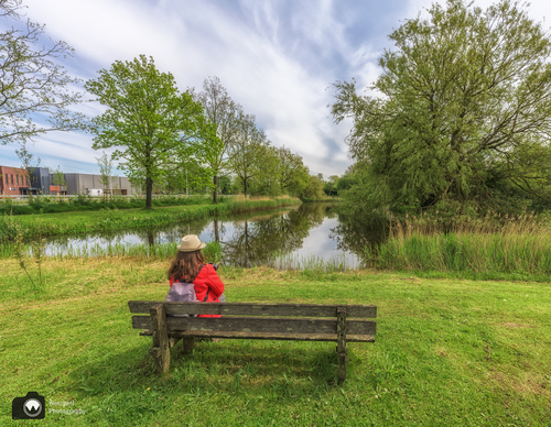 Laura zittend op een bankje