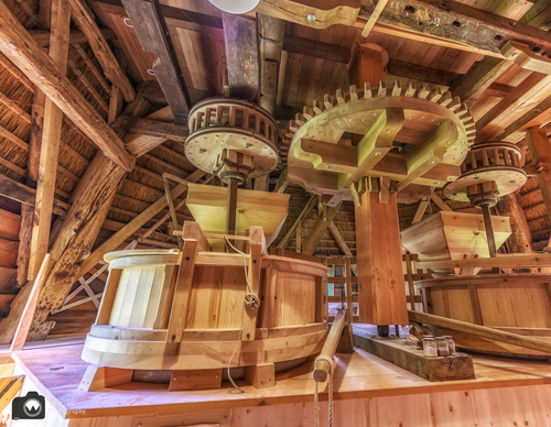 Molen binnenkant met grote tandwielen