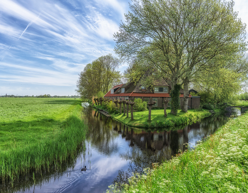 Boerderij omringt door water