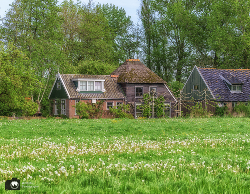 Mooie boerderij in het veld 