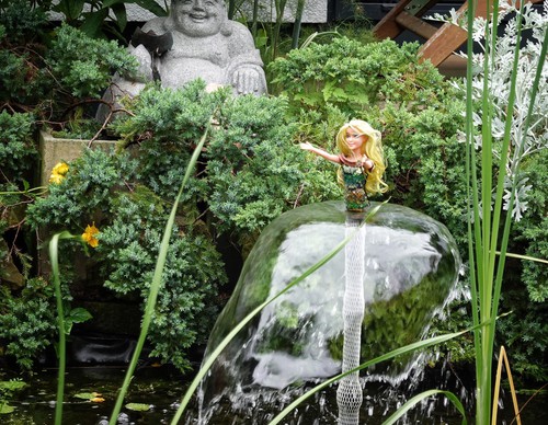 Barbiepop in fontein