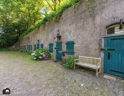 Fort muur met blauwe deuren en luiken