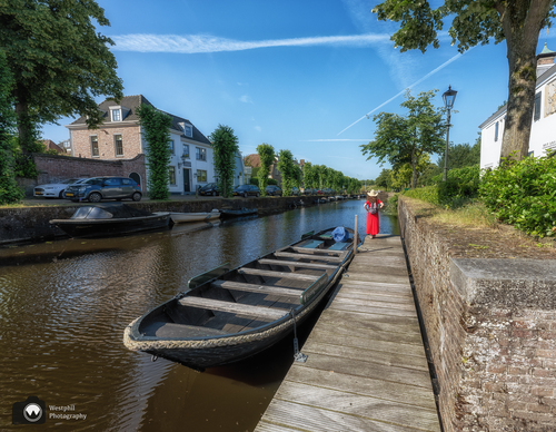 Laura op steiger aan de gracht