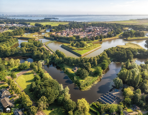 Drone foto opm het gooi meer in de verte en de vesting